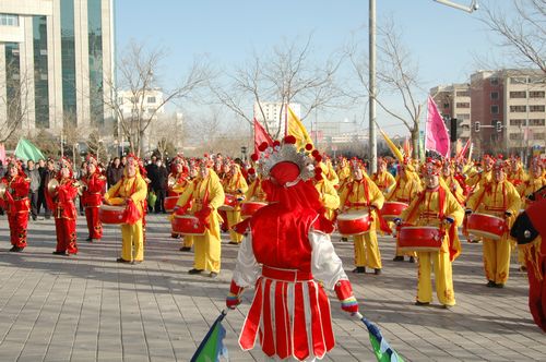 酒泉市2011年元宵節(jié)社火匯演期間，部分社火隊來公司拜年