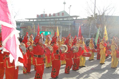 酒泉市2011年元宵節(jié)社火匯演期間，部分社火隊來公司拜年