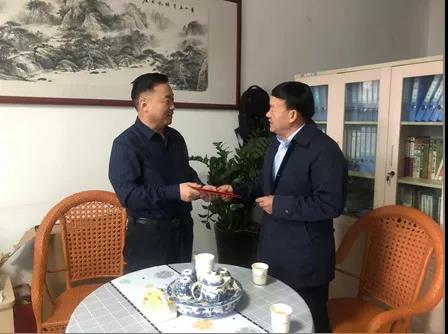 敦煌種業(yè)領(lǐng)導(dǎo)看望慰問公司老干部、老黨員及困難黨員職工