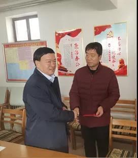 敦煌種業(yè)領(lǐng)導(dǎo)看望慰問公司老干部、老黨員及困難黨員職工